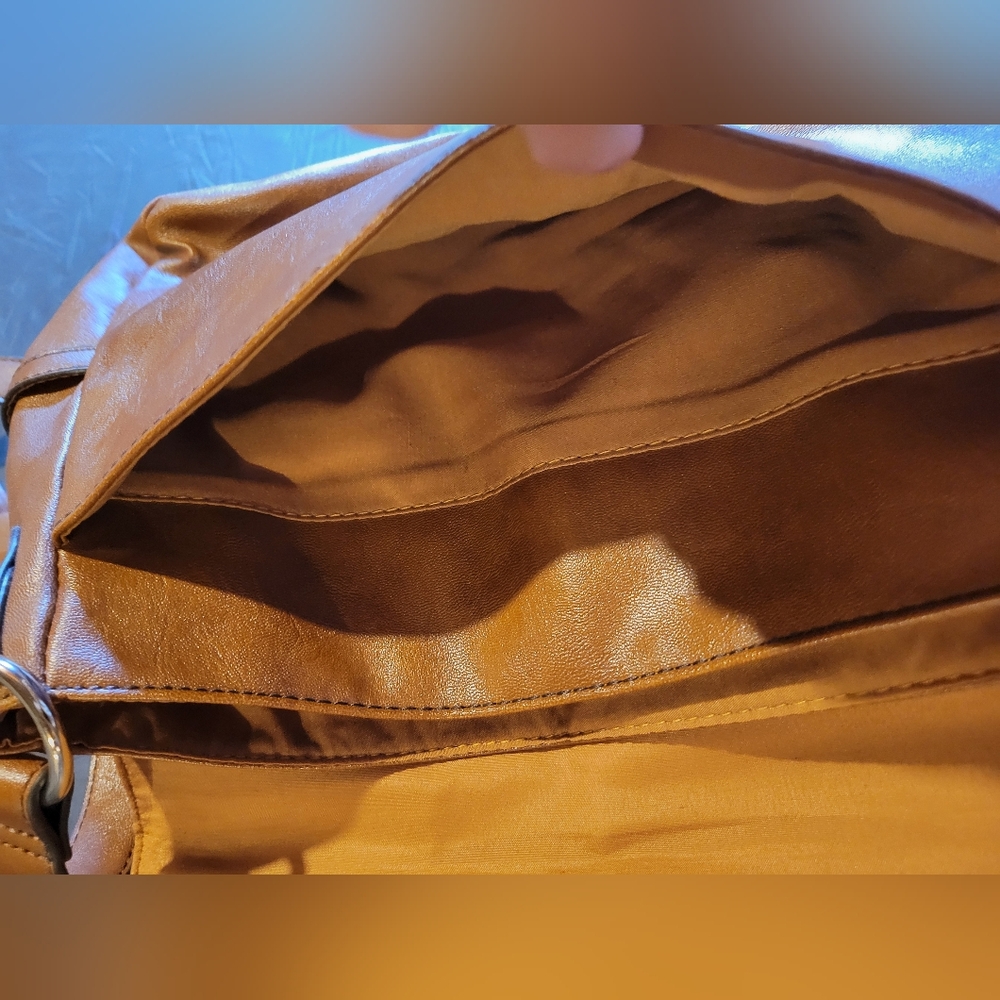 Relic Collection Brown Messenger Type Bag, Like New - Picture 8 of 14